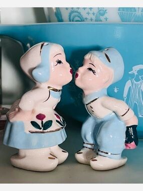 Vintage Dutch Boy & Girl Ceramic Pottery Figurines kissing porcelain ceramic